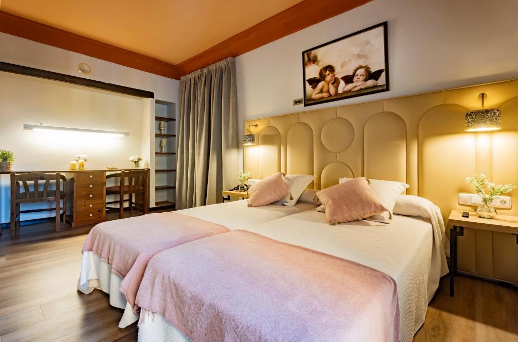 Postel nebo postele na pokoji v ubytování Hotel Cortijo Landete