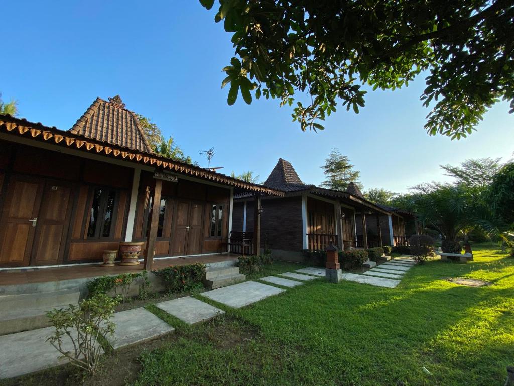 婆罗浮屠Balkondes Karanganyar Borobudur的度假村的一排别墅
