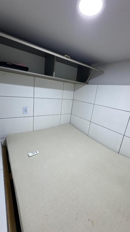 Alves residencial في جوينفيل: غرفة صغيرة مع سرير في مطبخ