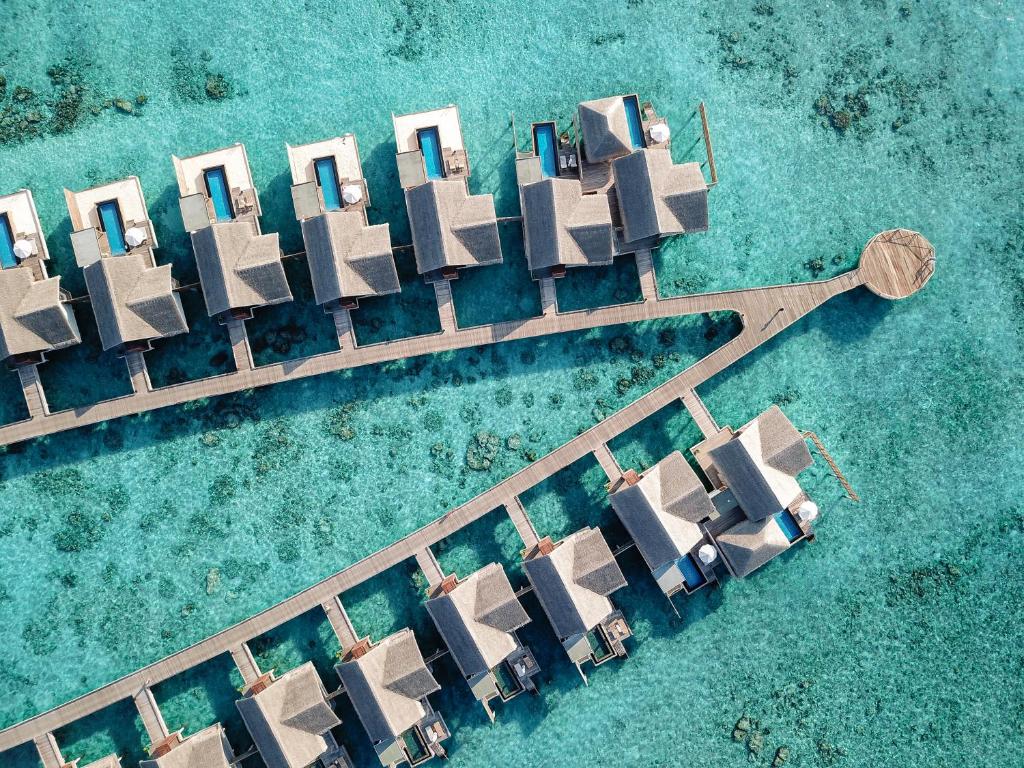 Bazén v ubytování Sirru Fen Fushi Private Lagoon Resort Maldives nebo v jeho okolí