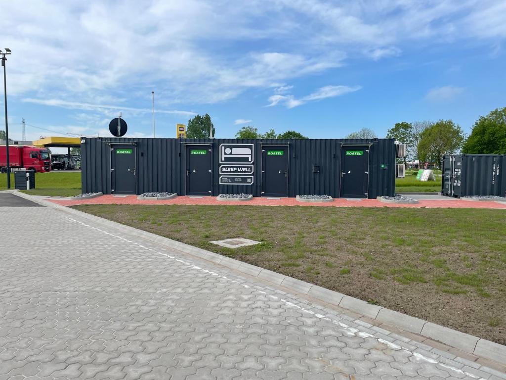 un groupe de toilettes portables dans un parc dans l'établissement Roatel Emden A31 my-roatel-com, à Emden
