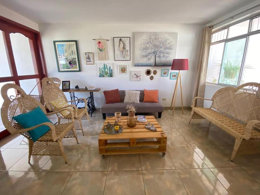CalanaにあるCasa Campo Familiarのリビングルーム(ソファ、椅子、テーブル付)