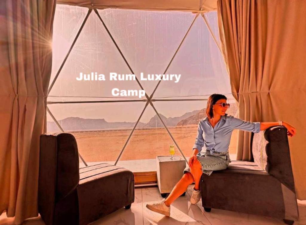 una mujer sentada en una silla en una tienda en Julia Rum Luxury Camp, en Wadi Rum