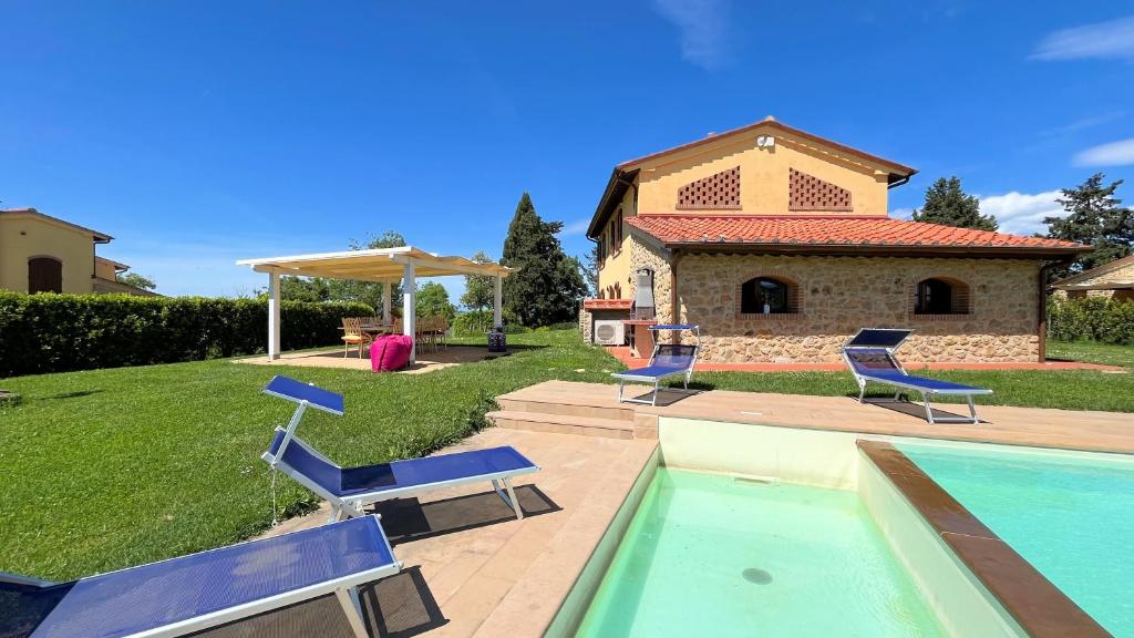 uma villa com uma piscina e uma casa em Villa Marina - with private panoramic pool em Orciatico