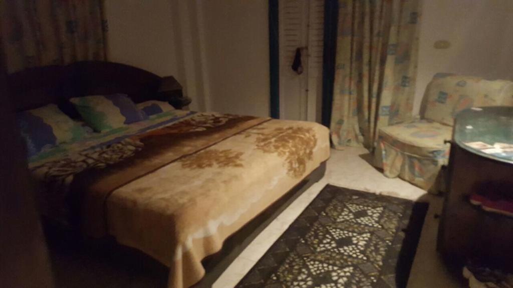 sypialnia z łóżkiem i krzesłem w obiekcie Villa123 w mieście El Alamein