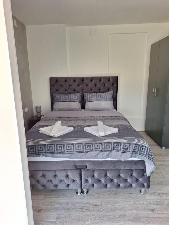 Postel nebo postele na pokoji v ubytování Apartmani Đorđević 2