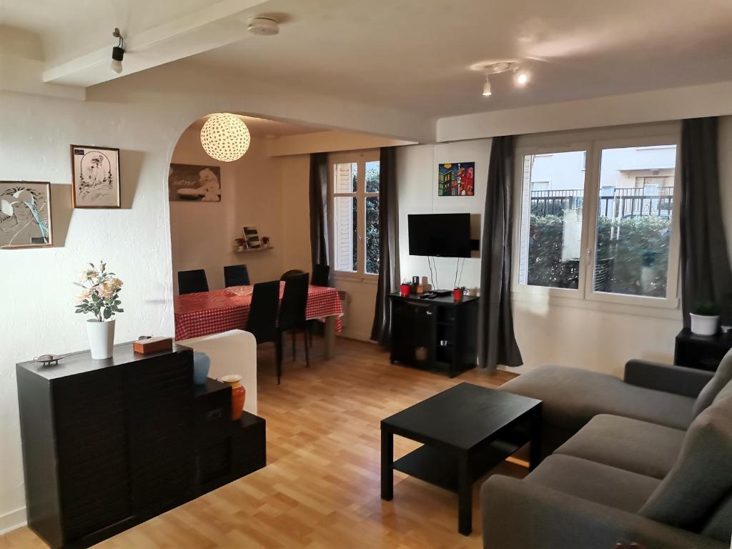 Fotografia z galérie ubytovania Big Ground floor 2 bedrooms flat in a quiet building & neighborghood v destinácii Marseille