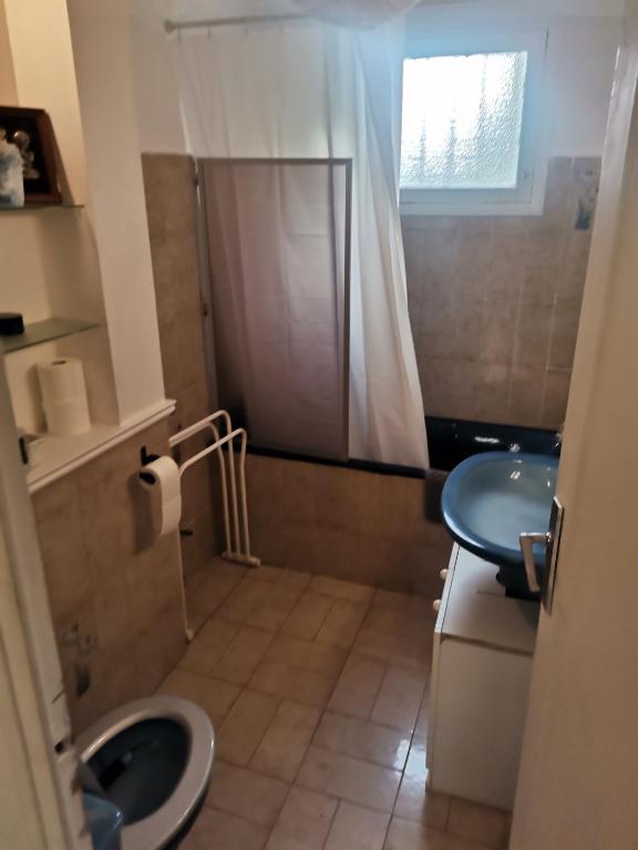 Fotografia z galérie ubytovania Big Ground floor 2 bedrooms flat in a quiet building & neighborghood v destinácii Marseille