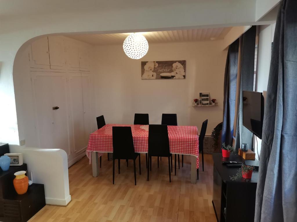 Fotografia z galérie ubytovania Big Ground floor 2 bedrooms flat in a quiet building & neighborghood v destinácii Marseille
