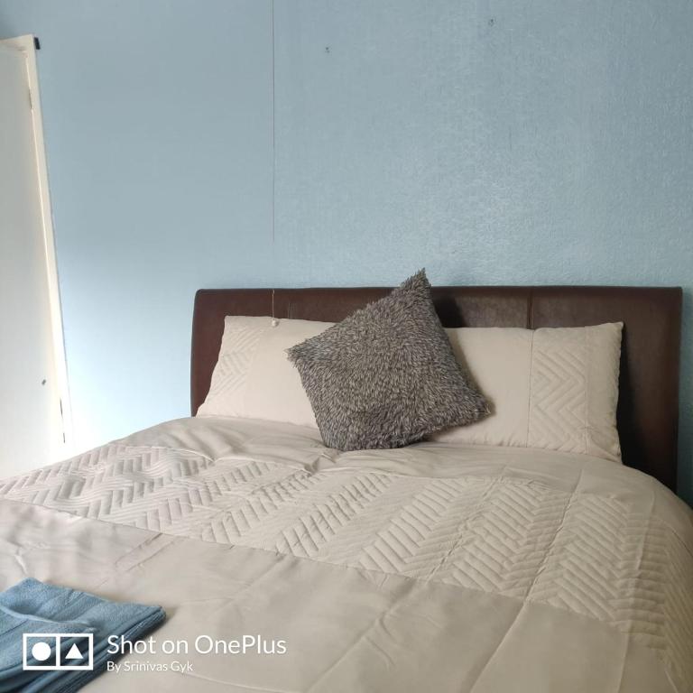 - un lit avec 2 oreillers dans l'établissement Nice 2 Bedroom house near City hospital, à Nottingham