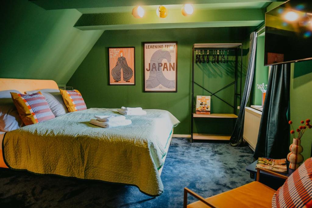 Tempat tidur dalam kamar di sleepArt green