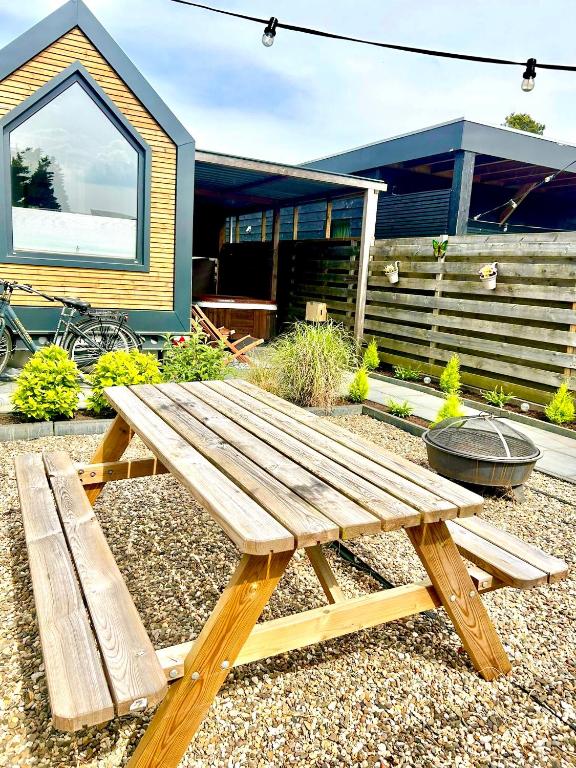 Zahrada ubytování Tiny house with sauna & jacuzzi near Amsterdam
