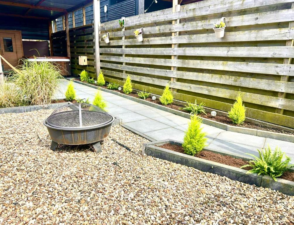 Zahrada ubytování Tiny house with sauna & jacuzzi near Amsterdam