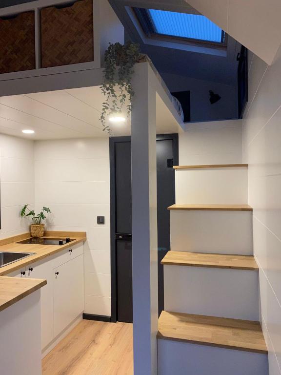 Kuchyň nebo kuchyňský kout v ubytování Tiny house with sauna & jacuzzi near Amsterdam