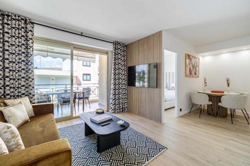 un salon avec un canapé et une table dans l'établissement Harmony with private terrace - near Croisette, à Cannes