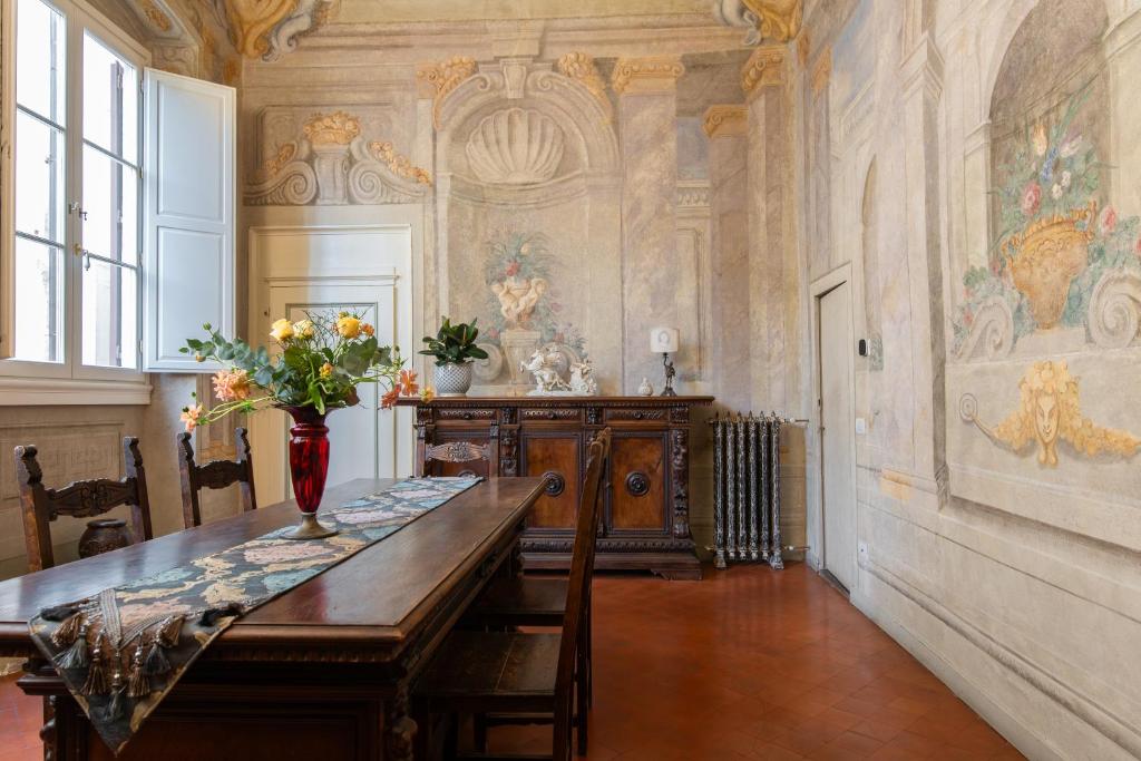 Santo Spirito Frescoed 6 sleeps apartment