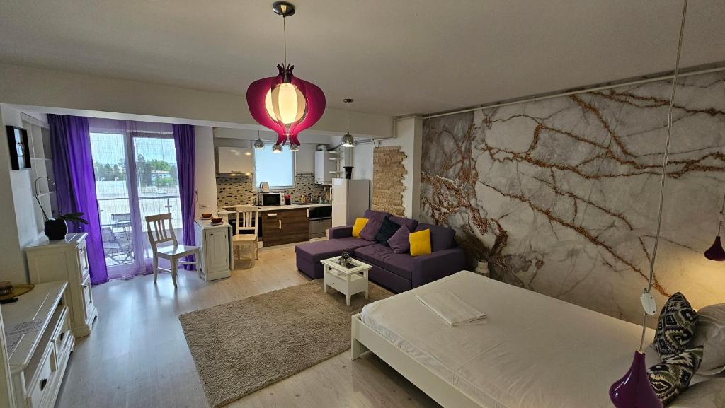 een woonkamer met een bank en een tafel bij Airport Residence 3 in Otopeni