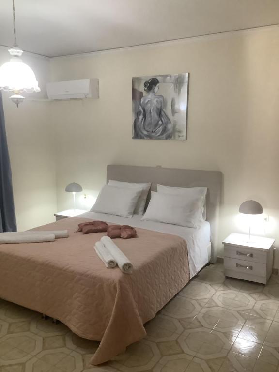 sypialnia z dużym łóżkiem z ręcznikami w obiekcie Kallipateira apartments w mieście Rodos