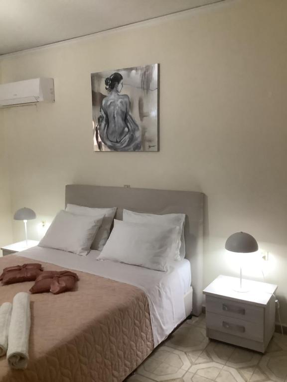 sypialnia z dużym łóżkiem i 2 lampami w obiekcie Kallipateira apartments w mieście Rodos