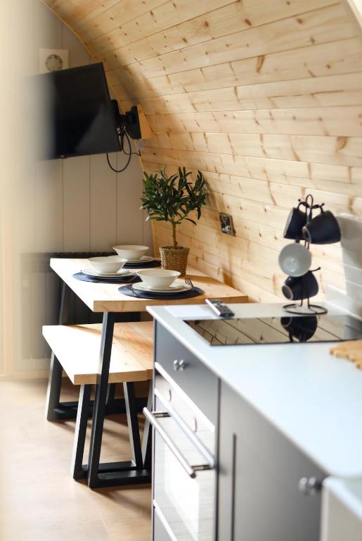 Kuchyň nebo kuchyňský kout v ubytování Primrose Glamping Pods