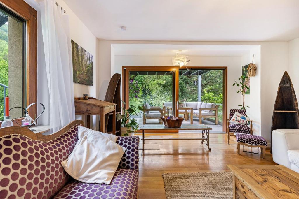 uma sala de estar com um sofá e uma mesa em Kiwi Retreat em Bad Urach