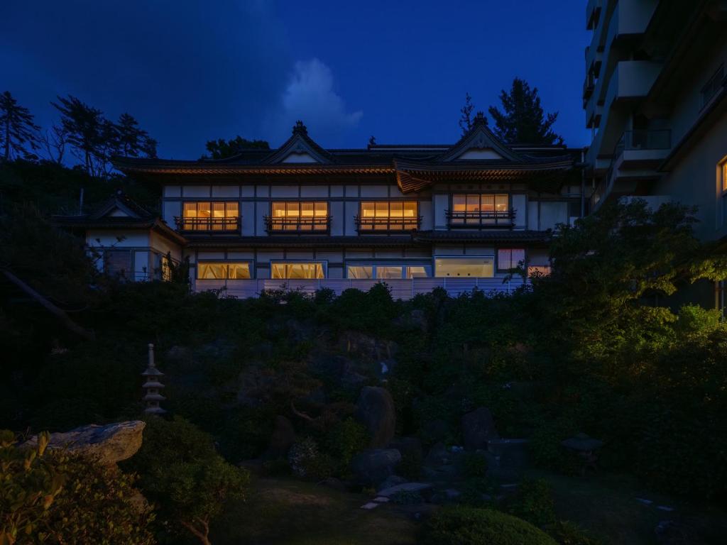 ein asiatisches Haus in der Nacht mit eingeschaltetem Licht in der Unterkunft Kameya Hotel in Tsuruoka