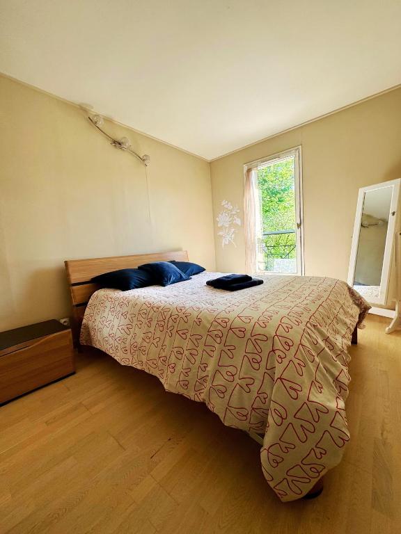 une chambre avec un lit et une fenêtre dans l'établissement 6 à la Maison! de Paris à Disney, à Champs-sur-Marne