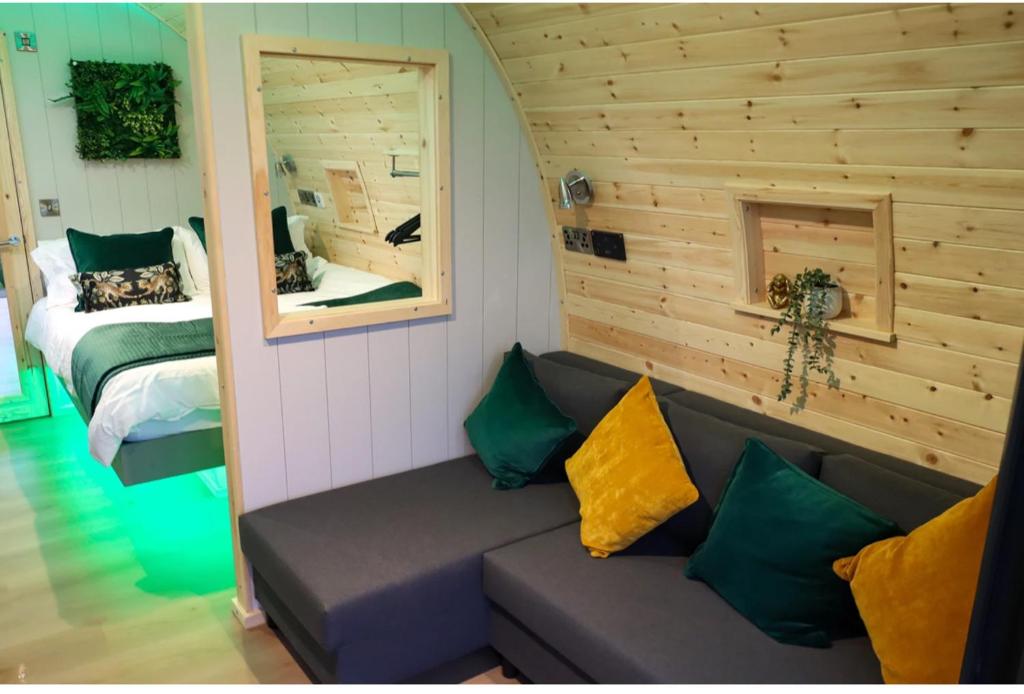 Postel nebo postele na pokoji v ubytování Primrose Glamping Pods