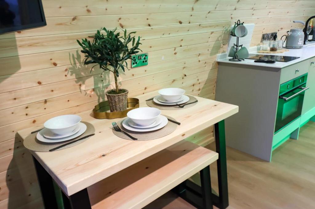 Kuchyň nebo kuchyňský kout v ubytování Primrose Glamping Pods