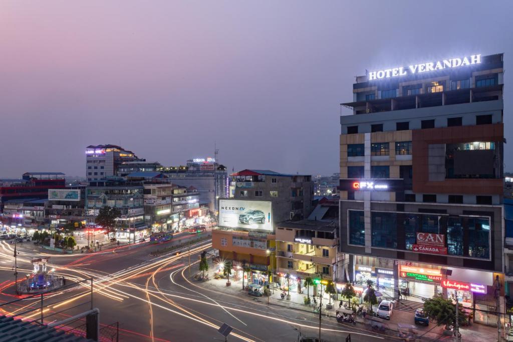 une rue urbaine de nuit avec circulation et bâtiments dans l'établissement Hotel Verandah, à Itahari