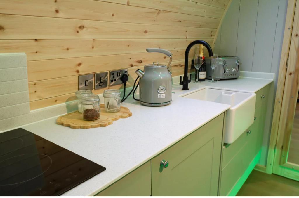 Kuchyň nebo kuchyňský kout v ubytování Primrose Glamping Pods