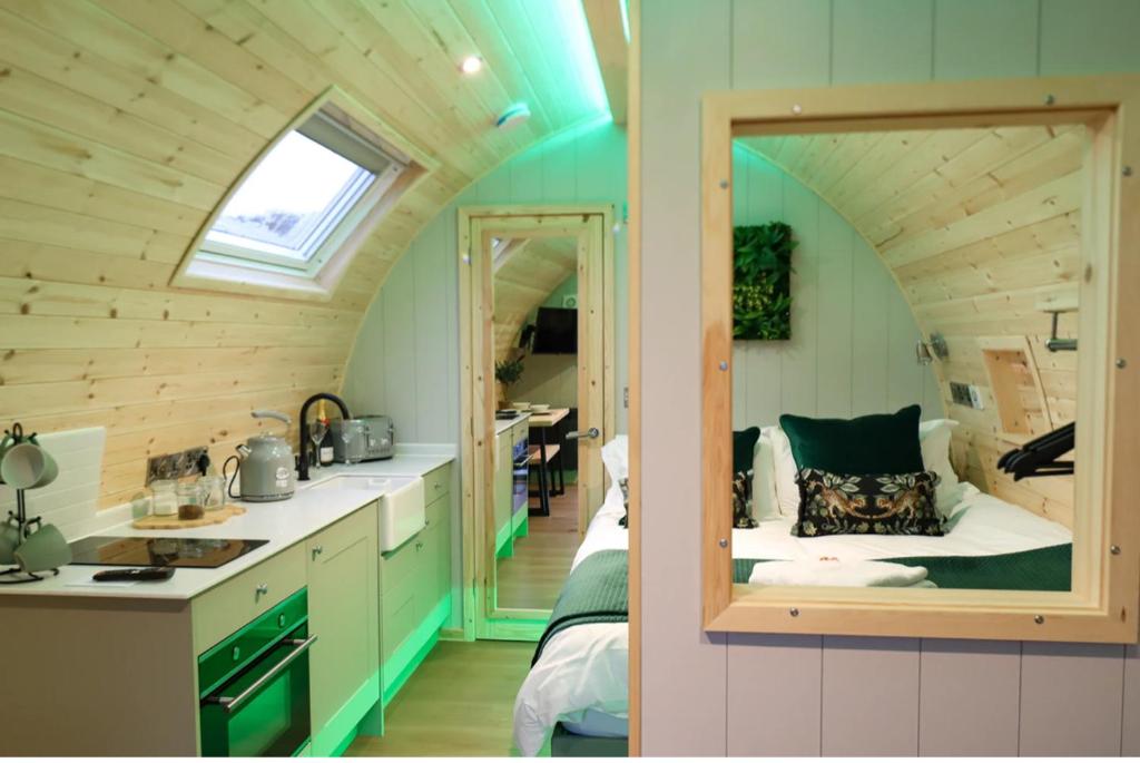 Kuchyň nebo kuchyňský kout v ubytování Primrose Glamping Pods