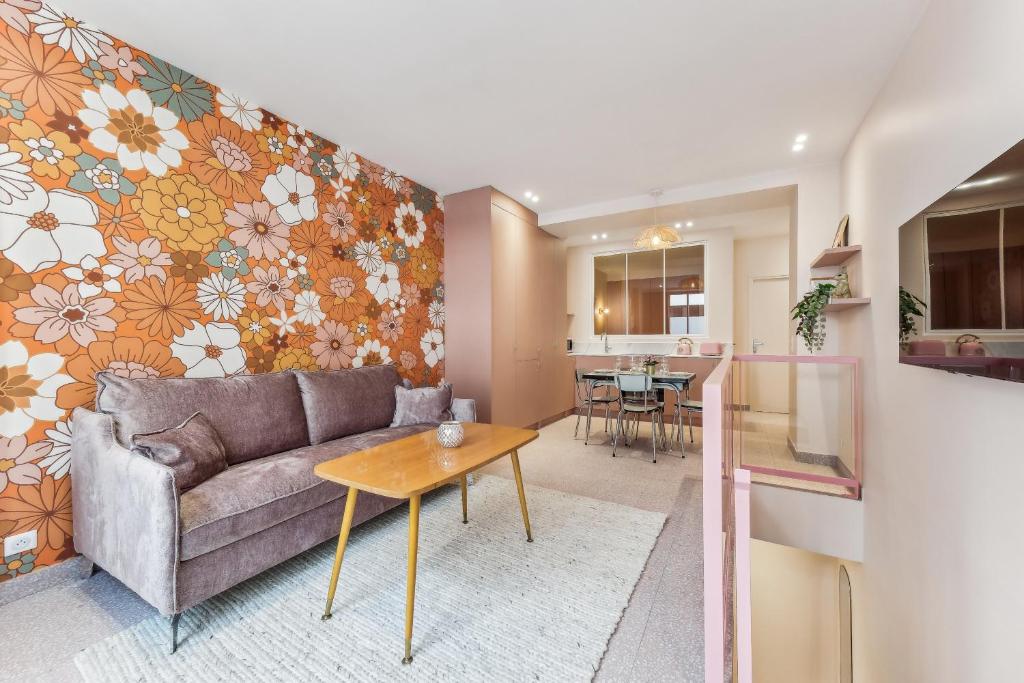 un salon avec un canapé et une table dans l'établissement Appartement élégant -Roquette -6pers, à Paris
