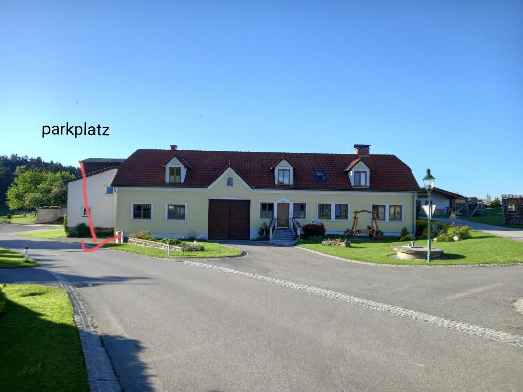 uma casa numa rua com uma entrada em Ferienwohnung am Alpakahof Hahn 