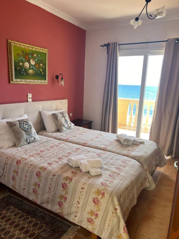 1 dormitorio con 1 cama y vistas al océano en SAN GEORGE COVE, en Afionas