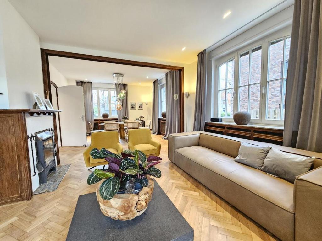 a living room with a couch and a table at Stadtvilla Heimatliebe direkt am Park und citynah gelegen für bis zu 5 Personen, Haustiere willkommen in Nordhorn