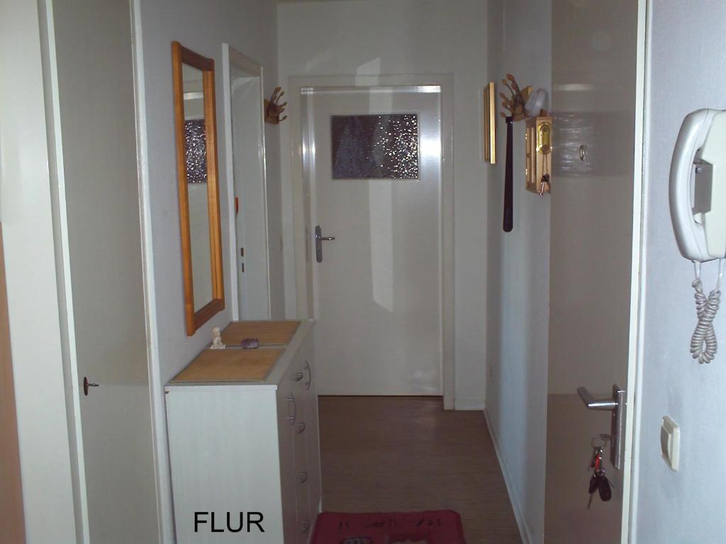 La petite salle de bains est pourvue d'un lavabo et d'un miroir. dans l'établissement REST-ATILA, à Hanovre