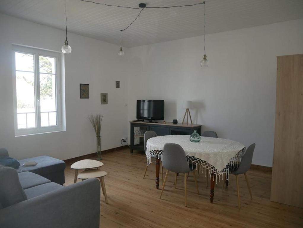 un salon avec une table et un canapé dans l'établissement L'océane du pays, à Saint-Hilaire-de-Riez