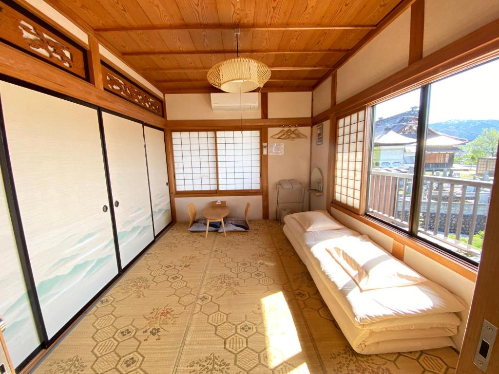 Postel nebo postele na pokoji v ubytování Guesthouse Takayama Hanzansha