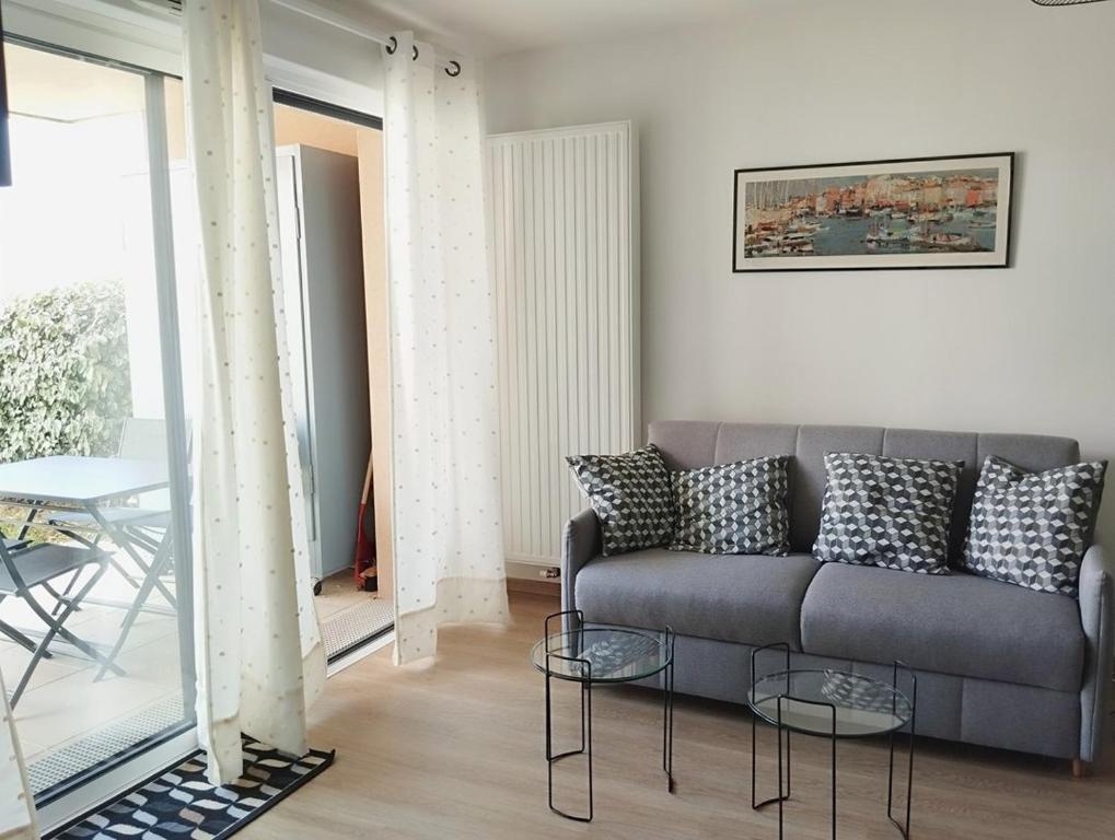 un salon avec un canapé et une table dans l'établissement Le Cocon de la baie de Sion, à Saint-Hilaire-de-Riez