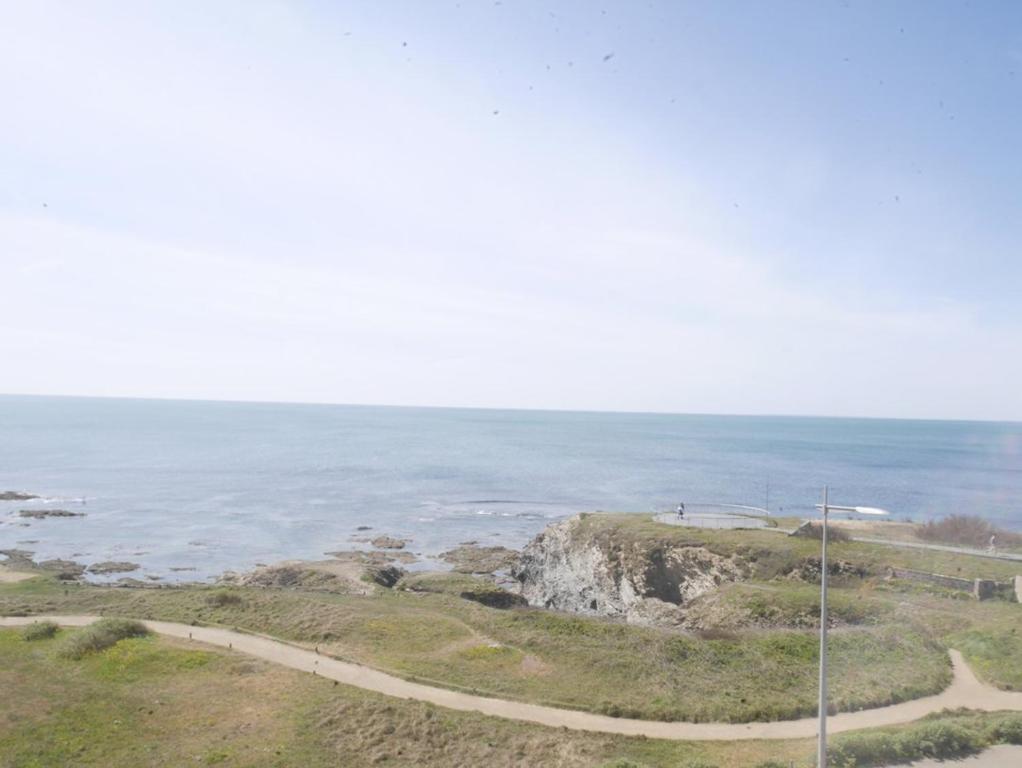 - une vue sur l'océan depuis le sommet d'une colline dans l'établissement Le bel'vue de St Hilaire, à Saint-Hilaire-de-Riez