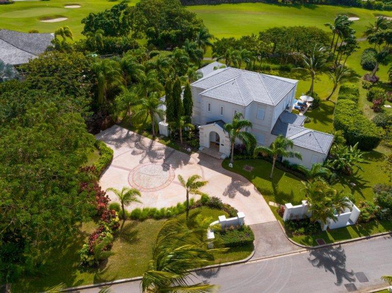 uma vista sobre uma grande casa branca com palmeiras em Royal Westmoreland, Mahogany Drive 7 by Island Villas em Saint James