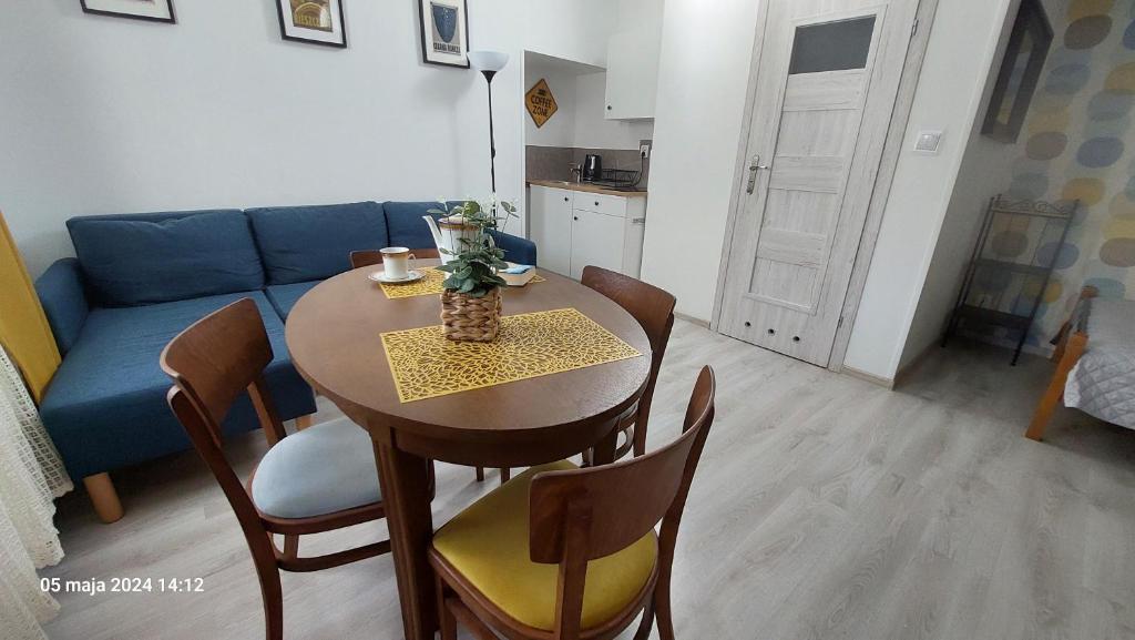 Kuchyňa alebo kuchynka v ubytovaní Apartamenty jednopokojowe Aksamitka