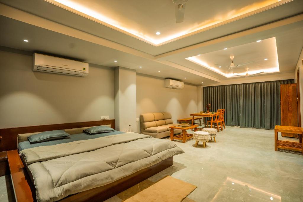 Schlafzimmer mit einem Bett, einem Tisch und Stühlen in der Unterkunft Aarna studio in Jaipur