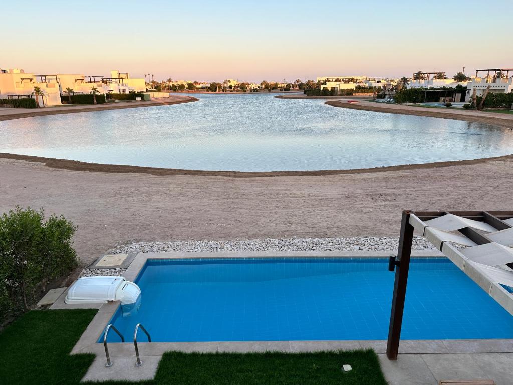 Bazén v ubytování El Gouna Cyan Villa with pool n lagoon by BFG Beit Fel Gouna nebo v jeho okolí