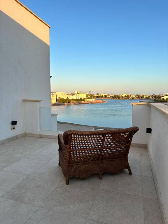 Balkón nebo terasa v ubytování El Gouna Cyan Villa with pool n lagoon by BFG Beit Fel Gouna