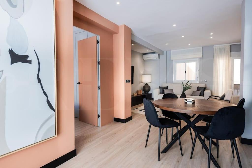 een eetkamer met een tafel en stoelen bij Apartment with terrace steps from beach REMS in Fuengirola