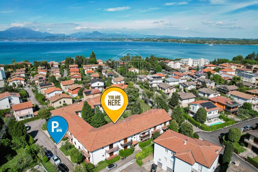 een uitzicht over de stad met een groot geel bord bij Free Parking, near the beach, Netflix e Wifi in Peschiera del Garda