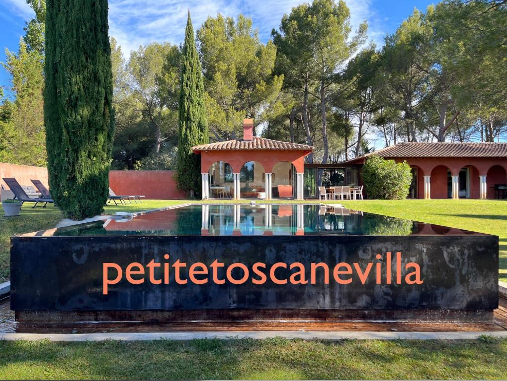 un panneau pour une résidence dans un parc avec un belvédère dans l'établissement Petite Toscane Villa close to Aix en Provence, à Ventabren
