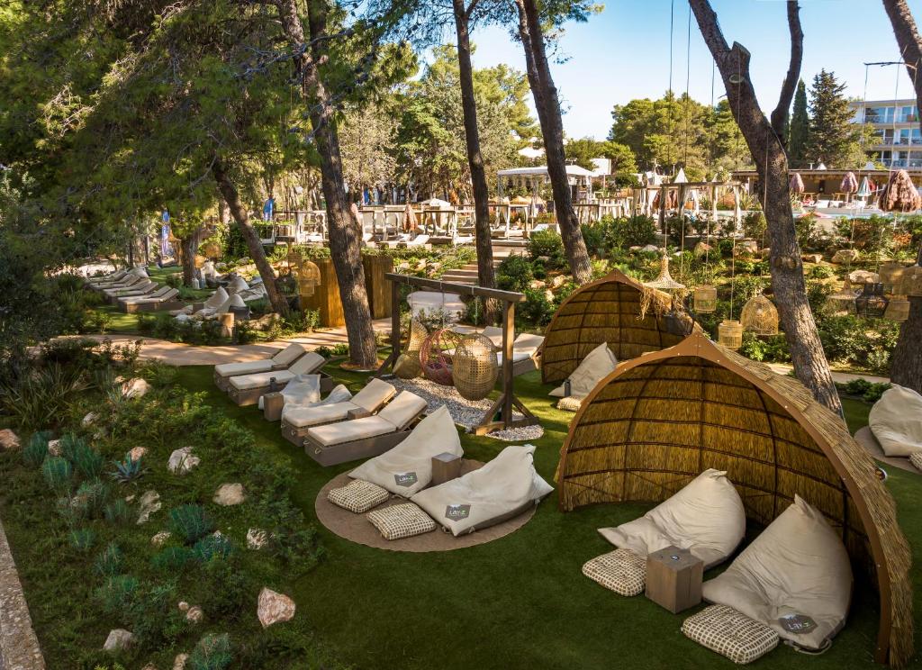 Zahrada ubytování PLACES Hvar Villas by Valamar